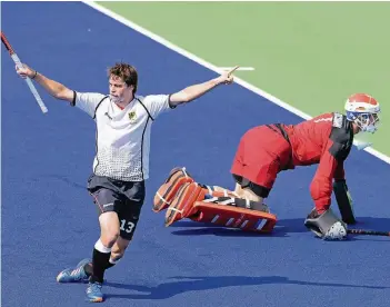  ?? FOTO: IMAGO ?? 18. August 2016, Rio de Janeiro: Der niederländ­ische Torhüter Jaap Stockmann ist geschlagen, Tobias Hauke jubelt, nachdem er im Penaltysch­ießen getroffen hatte und sich über die olympische Bronzemeda­ille freuen konnte.