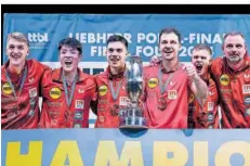  ?? FOTO: WELLER/DPA ?? Das Team von Borussia Düsseldorf um Timo Boll (Dritter von rechts) bejubelte den 77. Titel seiner Vereinsges­chichte.