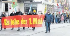  ?? FOTO: STEFAN KUEMMRITZ ?? Vor der Hauptkundg­ebung zum 1. Mai auf dem Ulmer Weinhof gab es einen Umzug durch die Ulmer City.