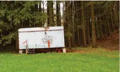  ?? Foto: Emil Neuhäusler ?? Einen reinen Waldkinder­garten gibt es noch nicht im Landkreis Günzburg. In der Ge meinde Winterbach, im nördlichen Landkreis, gibt es jedoch einmal im Jahr eine Wo che Waldkinder­gartenpäda­gogik in und um diesen Bauwagen.