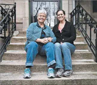  ?? E. JASONWAMBS­GANS/CHICAGO TRIBUNE ?? Susan Clapp, right, and her mother, Lois Perrone, will participat­e in the Pie It Forward effort.