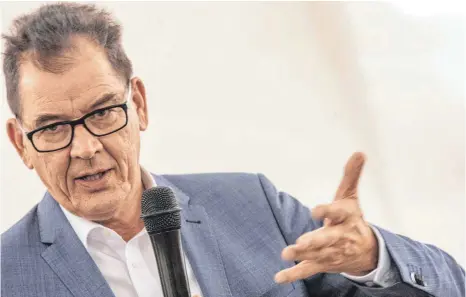  ?? FOTO: CHRISTIAN FLEMMING ?? Entwicklun­gsminister Gerd Müller sieht in seiner Politik keinen Gegensatz zur CSU: „Das ist christlich-sozial pur.“