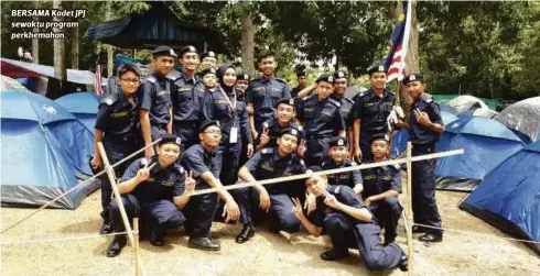  ??  ?? BERSAMA Kadet JPJ sewaktu program perkhemaha­n.