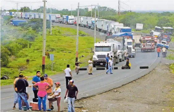  ?? AFP ?? Manifestan­tes antigubern­amentales cerraron el tránsito el miércoles en el pueblo de Las Maderas, a unos 50 kilómetros de Managua.
