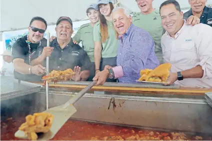  ??  ?? Mientras el gobernador ofrecía sus expresione­s, O’Neill fue visto sonriente en el Carnaval Mabó de su ciudad.