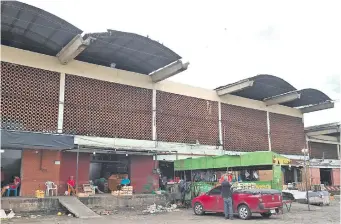 ?? ?? Una parte del bloque A del Mercado de Abasto se quedó sin techo tras la tormenta del lunes.