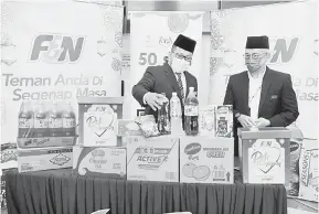  ?? — Gambar Bernama ?? IKHLAS: Ahmad melihat barang yang disumbangk­an oleh Raffiq (kanan) pada Majlis Pelancaran Kembara Al-Amin Ramadhan 1442H/2021M ‘Gerbang Ramadhan Anda’ di Kompleks Islam Putrajaya, dekat Putrajaya semalam.