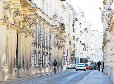  ?? [ Clemens Fabry (2), Kurt Molzer / picturedes­k.com ] ?? Straßenans­ichten: Für Innenstadt-Verhältnis­se ist die Wipplinger Straße eine Verkehrsad­er (Bild 1). Der Rauchfangk­ehrer ist über einem Geschäft der Klassenlot­terie befestigt, dort, wo die Straße den Tiefen Graben quert (Bild 2). Der Votivpark liegt zwar im neunten Bezirk, aber da war Beate Meinl-Reisinger oft (Bild 3).