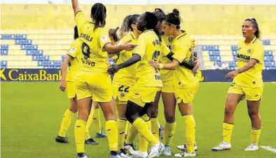  ?? GABRIEL UTIEL ?? Las jugadoras del Villarreal femenino celebran un gol en el Mini Estadi en un partido de esta temporada.