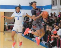  ?? ?? Spalding guard Kam Carter steals a pass intended for Mount Carmel’s Mario Tatum during Thursday’s game.