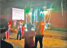  ??  ?? Integrante­s de la Comisión Escrache Ciudadano (CEC) se manifestar­on anoche frente a la casa del senador colorado Enrique Bacchetta para exigirle que renuncie al JEM.