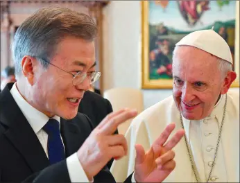  ?? ALESSANDRO DI MEO/POOL PHOTO VIA AP ?? South Korean President Moon Jae-in, left, talks with Pope Francis during their private audience, at the Vatican, Thursday. South Korea's president is in Italy for a series of meetings that will culminate with an audience with Pope Francis at which he's expected to extend an invitation from North Korean leader Kim Jong Un to visit.