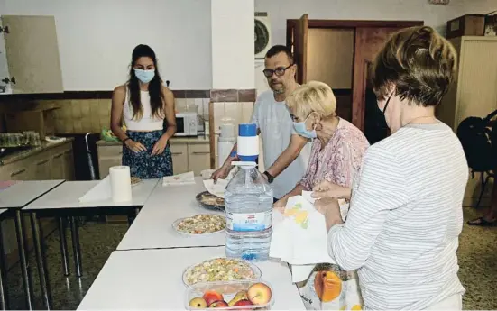  ?? ROSA MATAS ?? Un grup de voluntaris preparen el sopar per a les persones acollides a la parròquia de Sant Ignasi