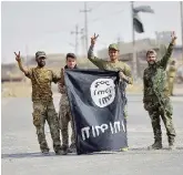  ?? Reuters ?? La battaglia continua Truppe sciite entrate a Al Qaim con una bandiera strappata all’Isis