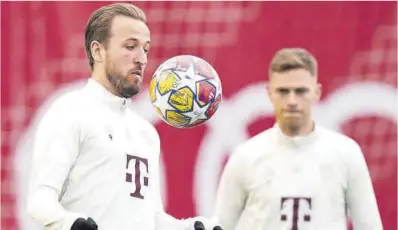  ?? Matthias Schrader / AP ?? Harry Kane controla el balón, en presencia de Kimmich, ayer durante el entrenamie­nto del Bayern.