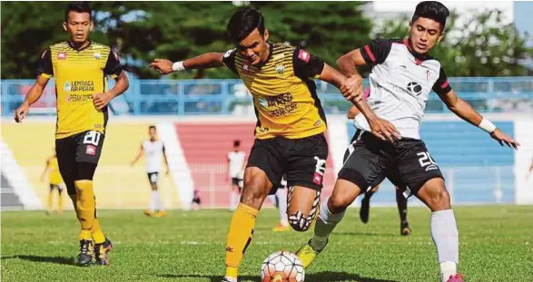  ??  ?? Pemain Piala Presiden T-team, Mohd Zarulizwan Mazlan (kanan) mengasak pemain Piala Presiden Perak, di SSINS, semalam.