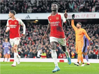  ?? ?? Bukayo Saka festeja o primeiro dos três golos do Arsenal frente ao Liverpool