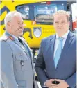  ??  ?? Generalarz­t Dr. Ralf Hoffmann ( li.) im Gespräch mit Frédéric Bruder von der ADAC Luftrettun­g.