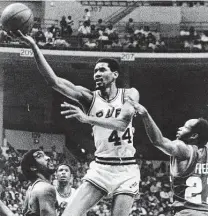  ?? Staff file photo ?? George Gervin calls the poster “another version of the finger roll.” Here, he displays his signature move against Golden State.