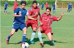  ?? Supplied photo ?? A midfield tussle during the NIMS-Dubai versus DPS-Sharjah fixture. —