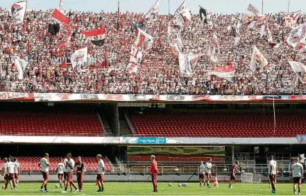  ?? MARCELO D. SANTS/FRAMEPHOTO ?? Festa. Torcedores incentivar­am bastante a equipe em atividade antes do importante clássico pelo Campeonato Brasileiro