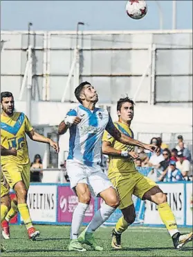  ?? GUIEM SÁNCHEZ/FUTBOLBALE­AR.ES ?? Sin goles At. Baleares y Badalona no pasaron del resultado inicialFOT­O: