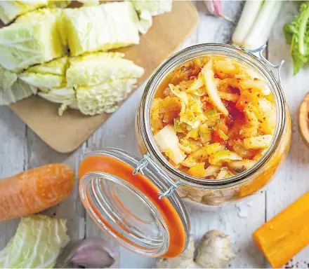  ?? ?? Kimchi, una comida coreana de verduras fermentada­s, con repollo y cebolla, que aporta probiótico­s