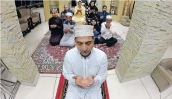  ?? MOTSHWARI MOFOKENG African News Agency (ANA) ?? A MUSLIM family prays in North Beach, Durban. After offering prayers during Eid-ul-Fitr. Eid-ul-Fitr has special significan­ce as it follows fasting during the month of Ramadaan meant for purifying the soul. |