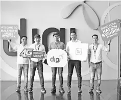  ??  ?? (From left), Digi’s head of Postpaid Benjamin Tan, Lee, Hafizh, Hafizh’s personal sponsorshi­p manager Sanjay Pattis and Digi’s head of consumer sales Cheng Weng Hong.