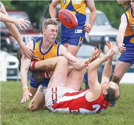  ?? Photograph­s by ALYSSA FRITZLAFF. ?? Ellinbank’s Rylan Smith and Trafalgar’s Matthew Swenson go to ground as they compete for the ball.