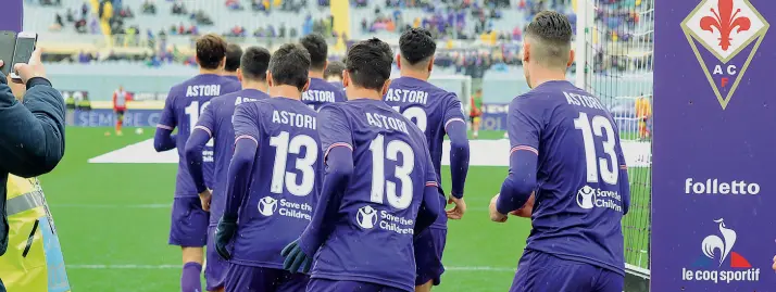  ??  ?? UnitiLa Fiorentina entra in campo con la maglia di Davide Astori l’11 marzo scorso in occasione della partita contro il Benevento al FranchiÈ stata la prima gara dopo la tragica scomparsa di Davide Astori
