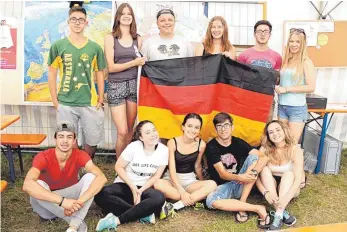  ?? FOTO: VALERIE GERARDS ?? Europäisch­e Jugendlich­e des EU-Camps haben die deutsche Flagge mit ihren Assoziatio­nen beschrifte­t: Goethe, Natur, Franz Beckenbaue­r, Volkswagen, Mercedes, Berlin, Bundestag, Angela Merkel, Käsekuchen und Sauerkraut.