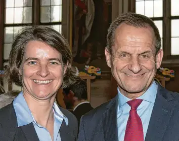  ?? Foto: imago images ?? Ein Bild aus besseren und fröhlicher­en Tagen. Die DOSB‰Vorstandsv­orsitzende Veronika Rücker und Präsident Alfons Hörmann, der nach der Brief‰Affäre im Verband mittlerwei­le seinen Rückzug angekündig­t hat.