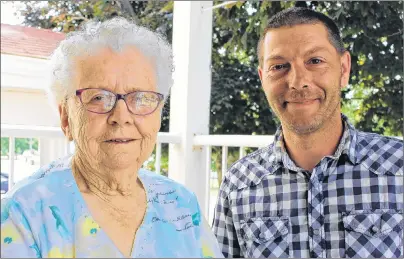  ?? MILLICENT MCKAY/JOURNAL PIONEER ?? Ruth Waite, 90, left, and Ronnie McLean are shown on Waite’s balcony. McLean helped Waite gather her groceries, drove her home and then put her items away after he reached out to her during a grocery-shopping excursion.