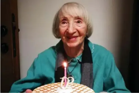  ?? © rr ?? Italica Grondona met haar 102de verjaardag­staart. De Italiaanse overwon allicht zowel corona als de Spaanse griep.