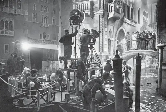  ?? (© Ullstein) ?? Dreharbeit­en in den UFA-Studios im Jahr 1935.