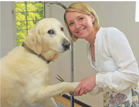  ?? FOTO: STEPHAN SINGER ?? Unter dem Namen „Bergisches Fellwerk“setzt Diana Martens, hier mit ihrem Hund Schimanski, auf eine Selbststän­digkeit als Hundefrise­urin.