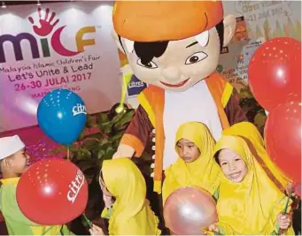  ??  ?? MASKOT BoBoiBoy bersama murid tadika pada Pesta Kanak-Kanak Islam Malaysia (MICF) di Taman Ekspo Pertanian Malaysia (MAEPS) Serdang, Selangor, Julai lalu.