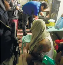  ?? SUNSTAR FOTO / ARNI ACLAO ?? WILD LIFE. Jhesul Paras covers his head with a towel as operatives search his house for evidence. Paras is accused of illegal possession and trading of wildlife.