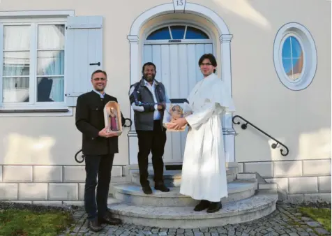  ?? Foto: Claudia Bader ?? Unser Bild zeigt (von links) Pfarrer Thomas Brom, Pater Jaimon Thandapill­y und Frater Franziskus Schuler vom Kloster Roggenburg.