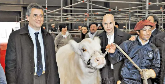  ??  ?? Corte de cintas. Luis Miguel Etcheveher­e, de la Rural, junto a Horacio Rodríguez Larreta, electo jefe de Gobierno. Volverán a encontrars­e el sábado.