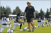  ?? JOSE CARLOS FAJARDO — STAFF PHOTOGRAPH­ER ?? Raiders head coach Jack Del Rio supervises practice in Napa on Thursday as three key players returned from injury.