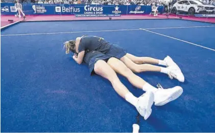  ?? WORLD PADEL TOUR ?? Paula Josemaría y Ari Sánchez celebran la victoria en el Bruselas Open.