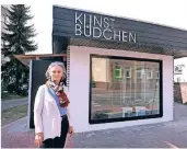  ?? RP-AF: ACHIM BLAZY ?? Dr. Sabine Tünkers vor dem Kunstbüdch­en auf der Speestraße in Lintorf.