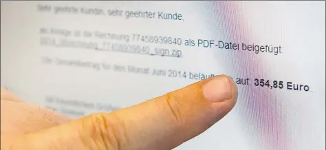  ?? DPA-BILD: NAUPOLD ?? Ein Mann zeigt auf einen Monitor, auf dem eine gefälschte E-Mail eines Telekommun­ikationsan­bieters angezeigt wird, bei der sich beim Öffnen eines Links ein Virus auf dem Computer installier­t.