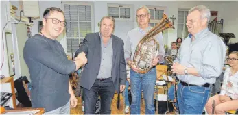  ?? FOTO: WOLFGANG LUTZ ?? Jetzt sind alle glücklich (v.l.): Vorsitzend­er Ralf Lorenz mit dem Spender Manfred Löffler, dann Norbert Lorenz, der das neue Instrument spielen darf, und Dirigent Herbert Lutz.