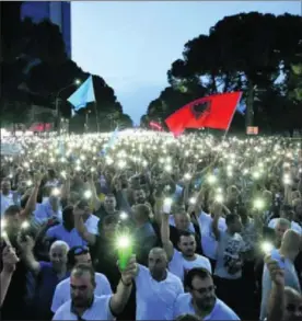  ?? / F. GOGA (REUTERS) ?? Protesta contra el Gobierno, el 8 de junio en Tirana.
