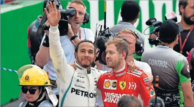  ??  ?? FELICITACI­ÓN. Sebastian Vettel, máximo rival de Hamilton por el título, felicitó al piloto británico por su quinto Mundial tras terminar la carrera en el Hermanos Rodríguez.