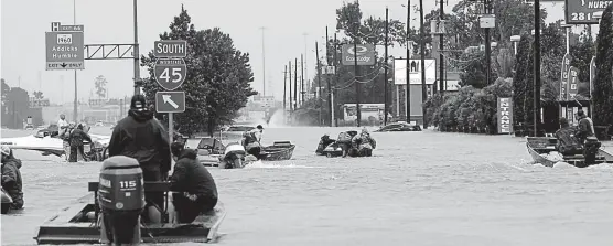  ?? (AP) ?? En lancha por la calle. Los desesperad­os habitantes de Houston se movilizaro­n como pudieron en una ciudad cubierta por el agua.