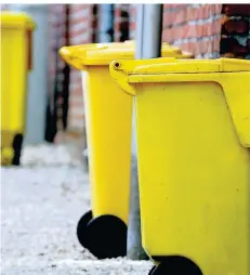  ?? FOTO: BUSCH ?? In der Gelben Tonne landen Verpackung­sabfälle „unsichtbar“und oft stark zusammenge­presst.